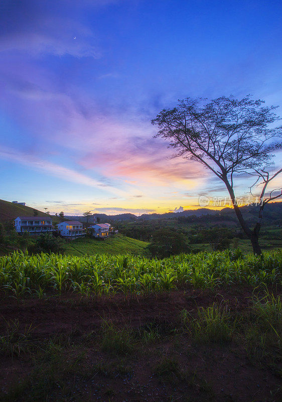 泰国碧差汶省Khao Kho区日出时美丽的风景